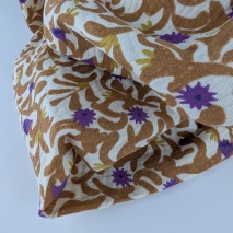 Double gauze 100% cotton, caramel and purple pattern on a vanilla background