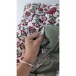 Muślin PIKOWANY, Bordowe kwiaty/ornament na khaki