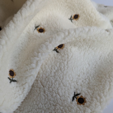 Teddy, sztuczne futerko, haftowane słoneczniki